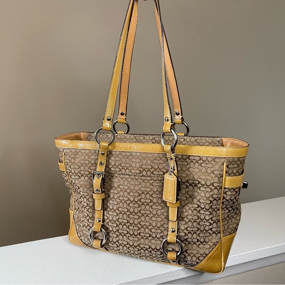 COACH SIGNATURE C HANDBAG Jacquard Tan Patent Leather - Picture 1 of 5